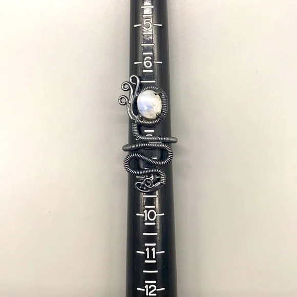 Very unique sterling silver and rhodium plated rainbow moonstone ring size 8 🦋 - Picture 5 of 7